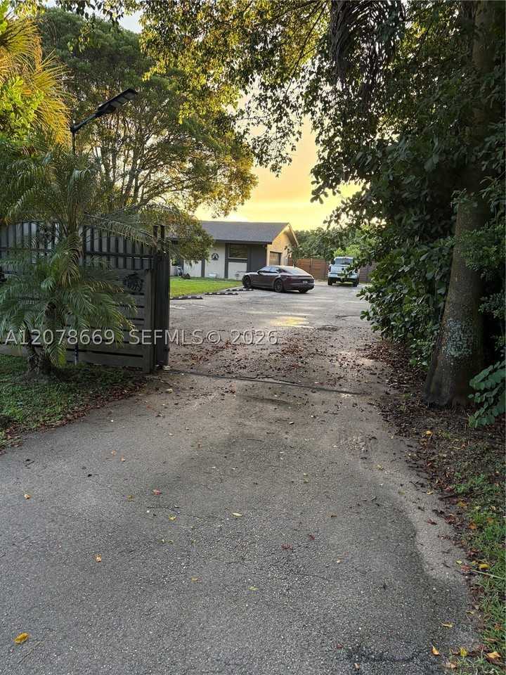 18850 Sw 197th Ave - Photo 4 of 23