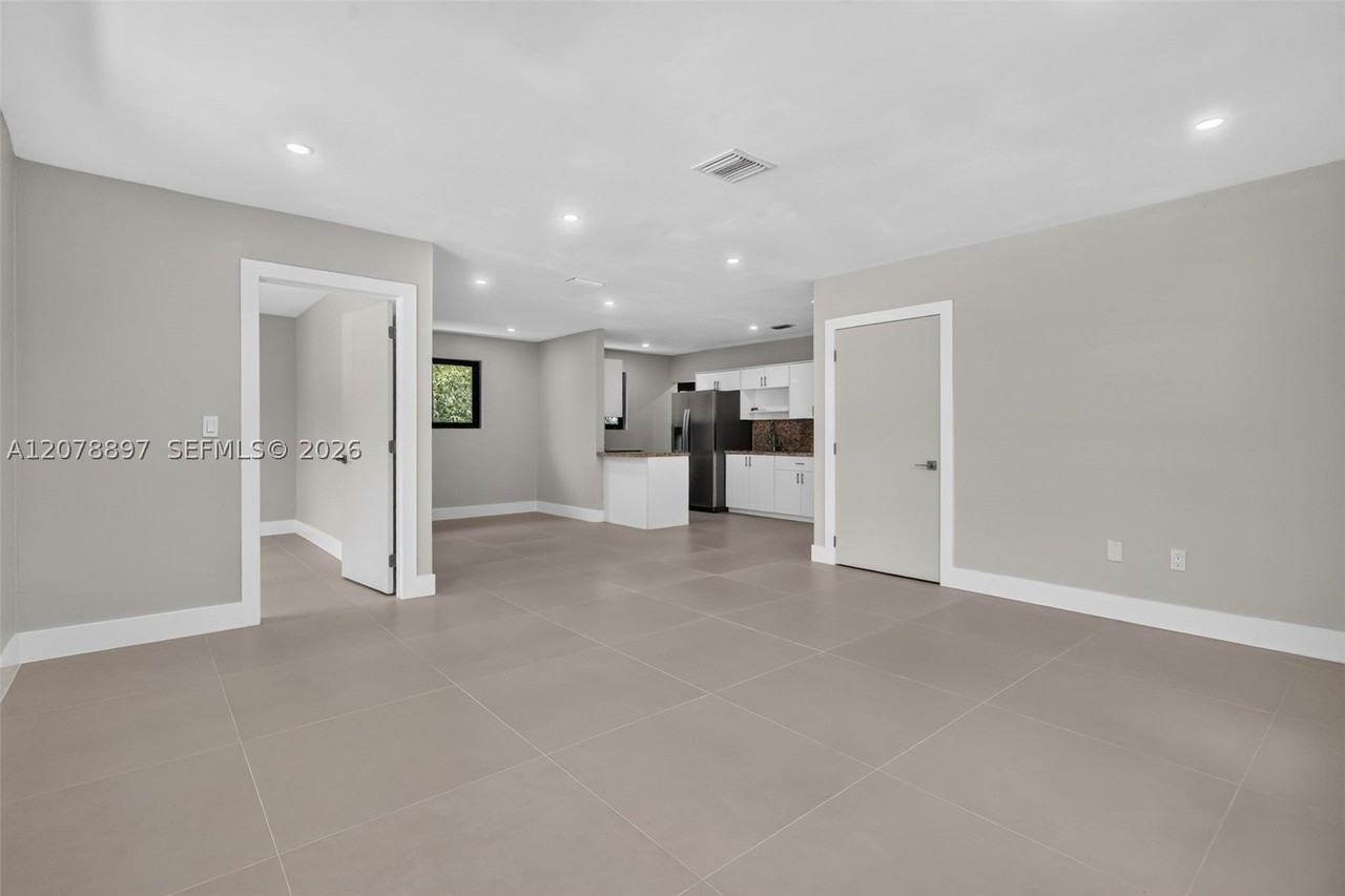 2216 Sw 62nd Ave #0 - Photo 5 of 50