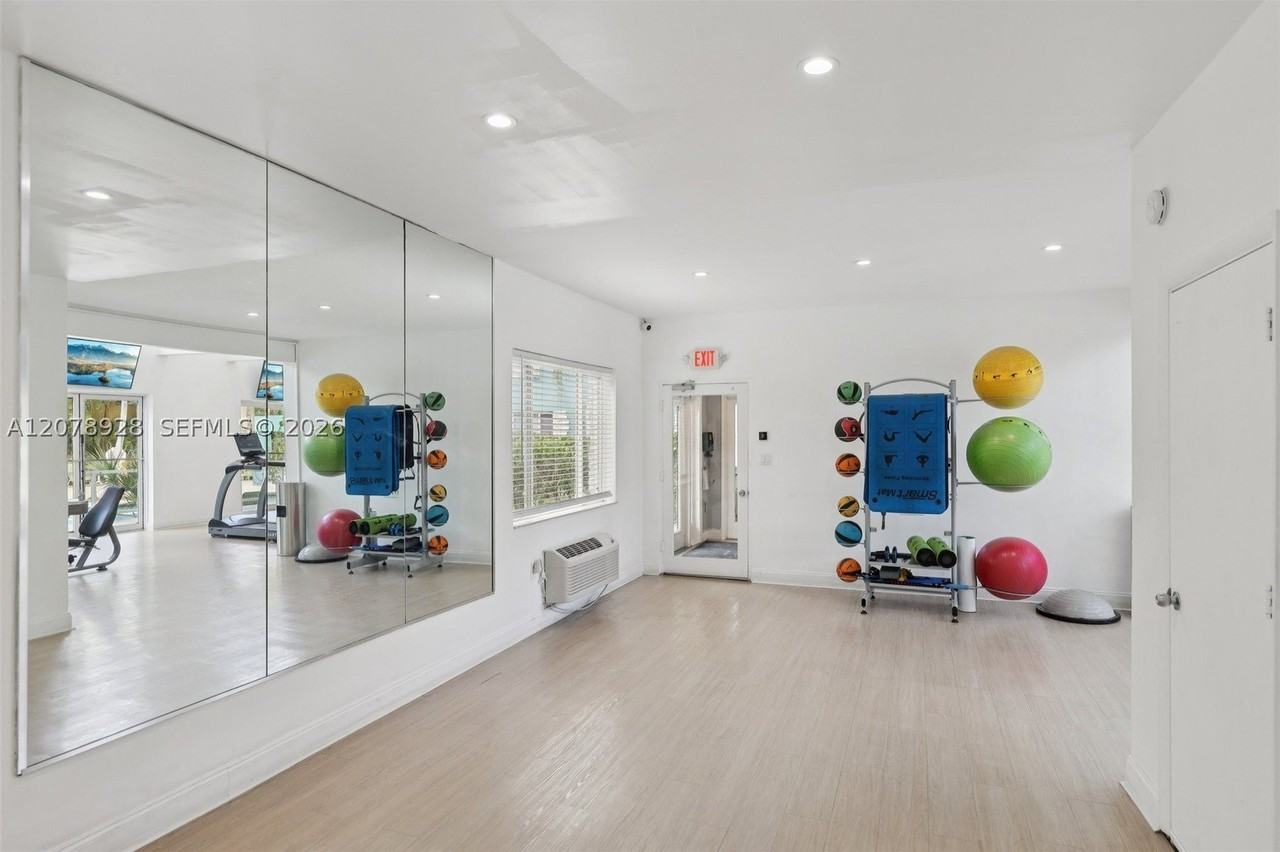 272 Ne 53rd St #4 - Photo 3 of 12