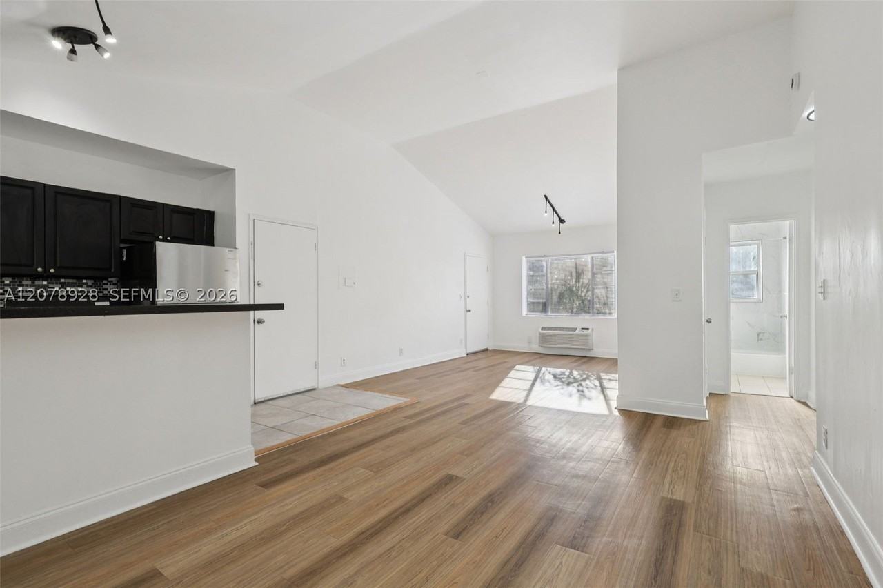 272 Ne 53rd St #4 - Photo 7 of 12