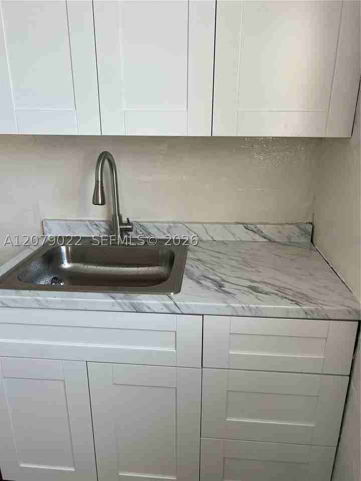 225 Nw 17th St #4 - Photo 3 of 7