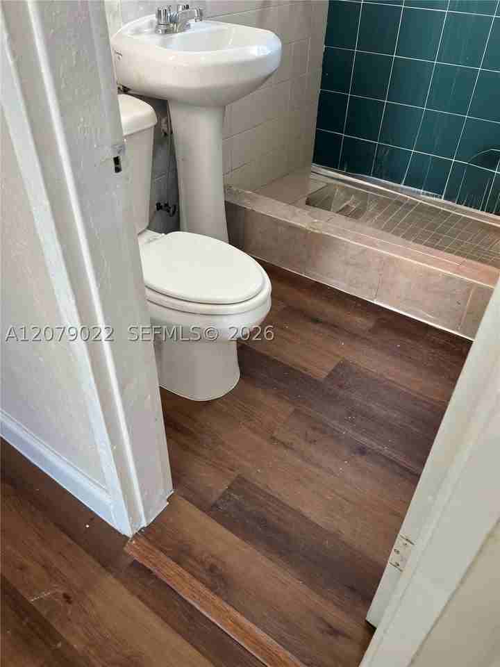 225 Nw 17th St #4 - Photo 5 of 7