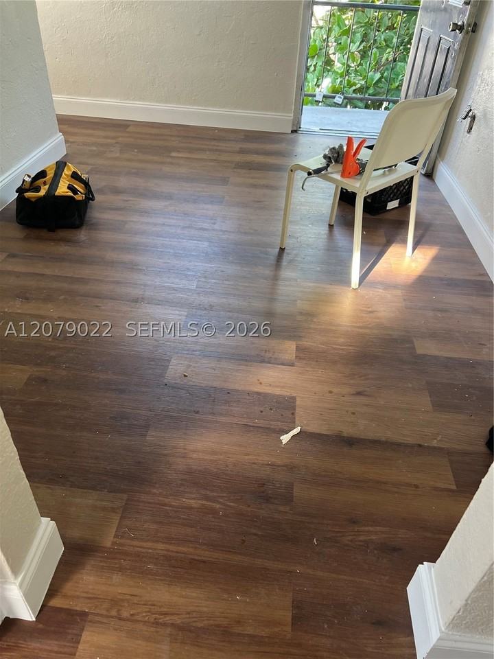 225 Nw 17th St #4 - Photo 6 of 7