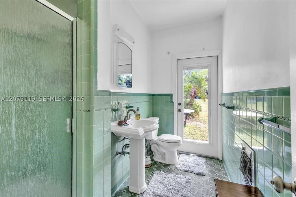 400 Ne 2nd St #1 - Photo 5 of 19