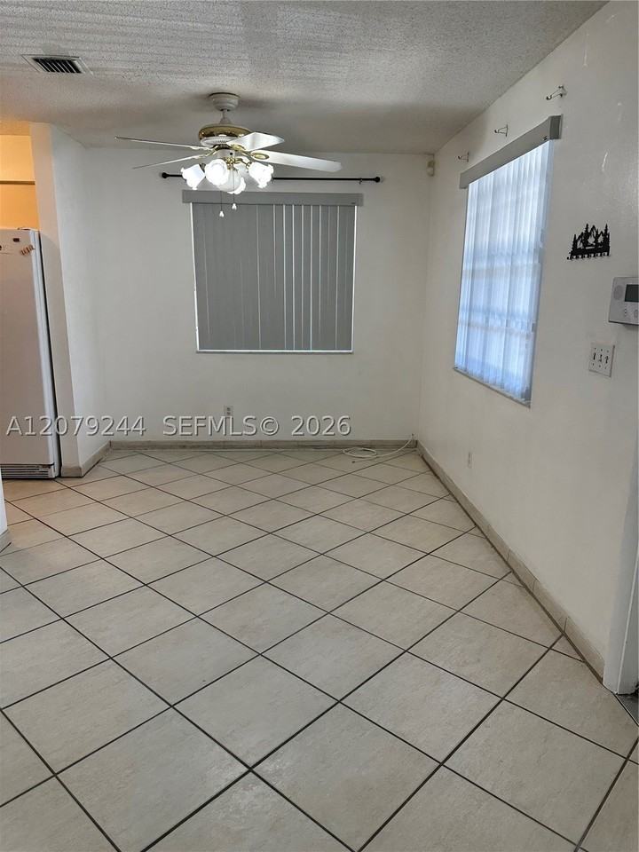 6104 Pierce St - Photo 5 of 23