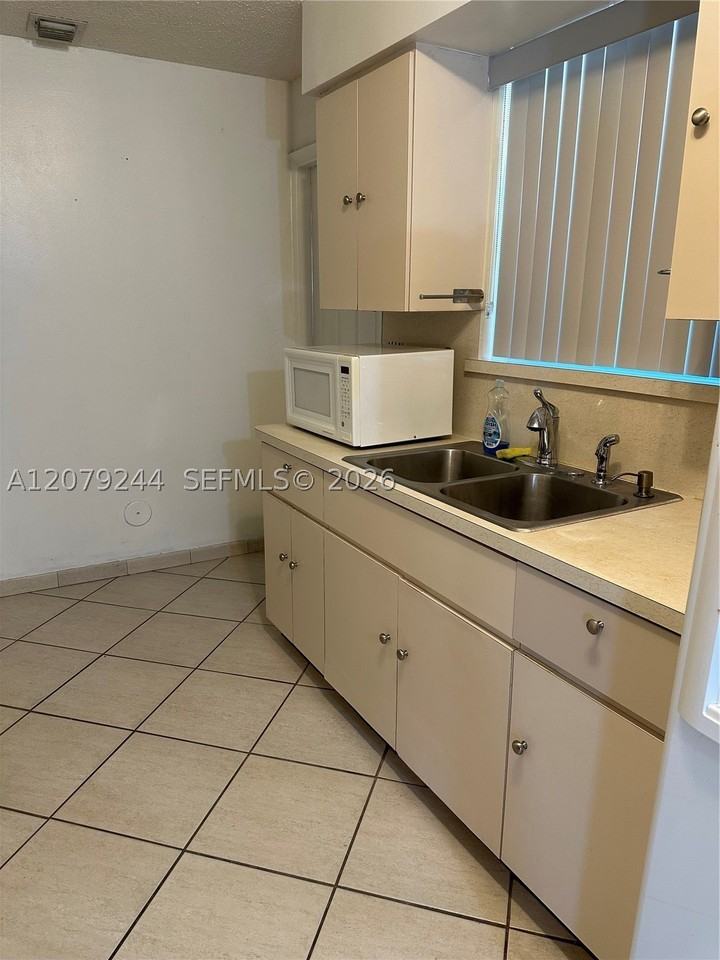 6104 Pierce St - Photo 7 of 23
