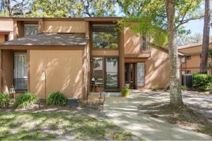 featured image of 8 Fairways Cir #8
