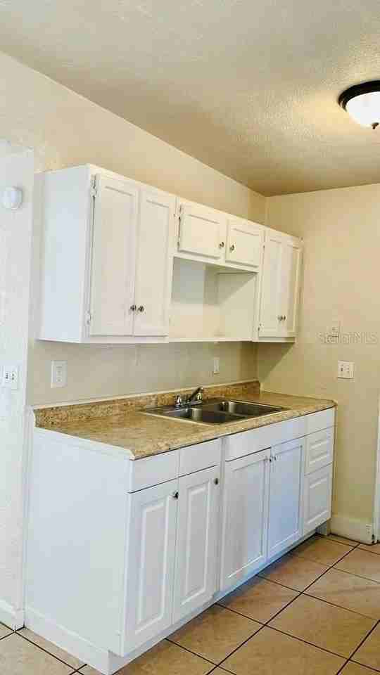 2040 Long St - Photo 3 of 8