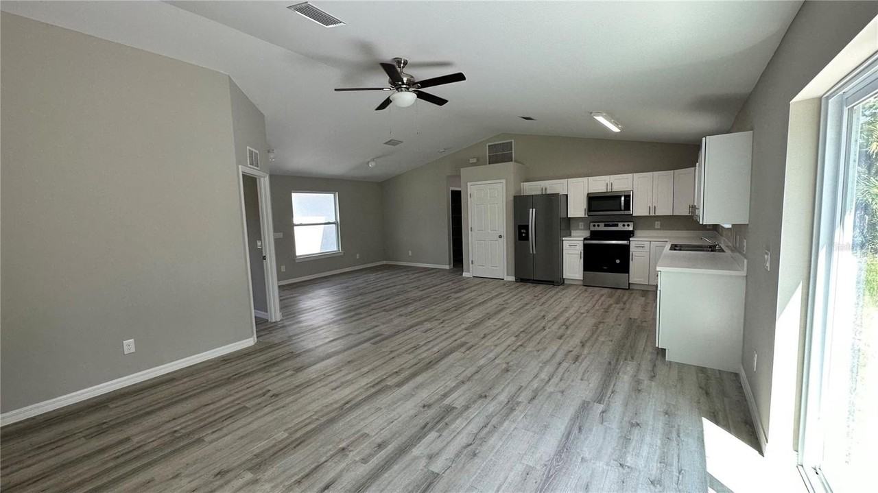 327 Lester Ave S - Photo 4 of 17