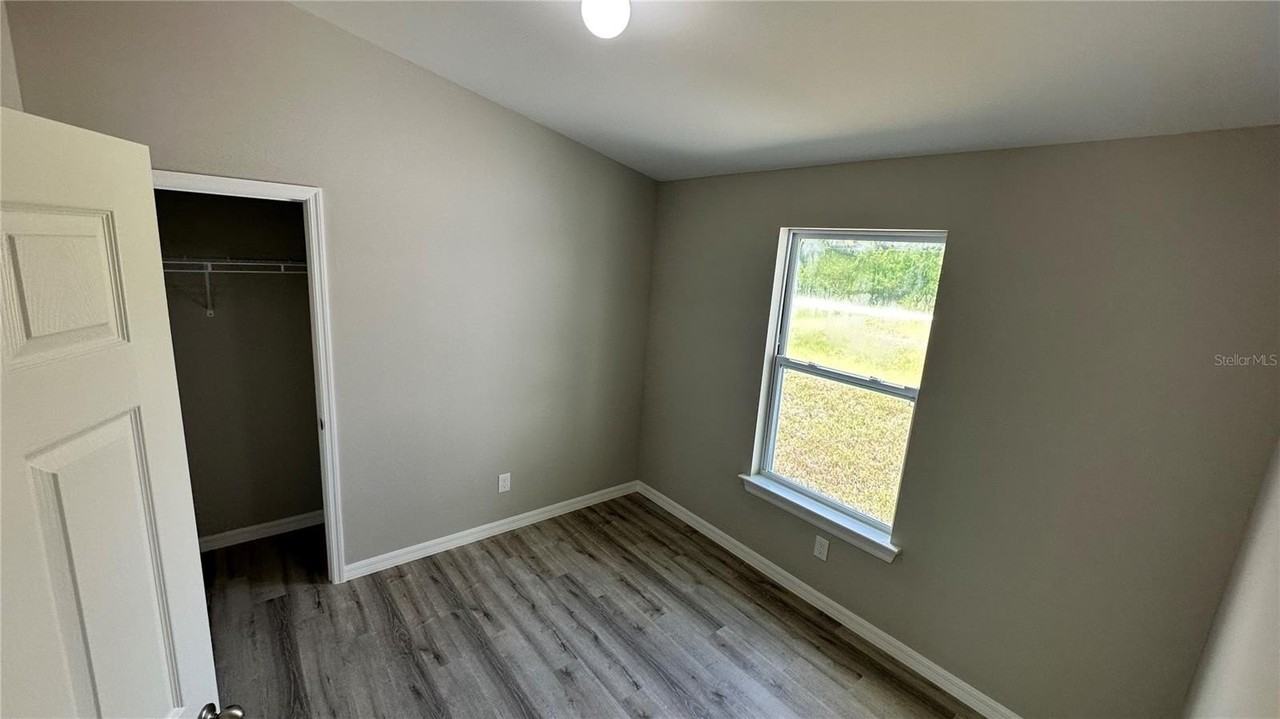 327 Lester Ave S - Photo 5 of 17