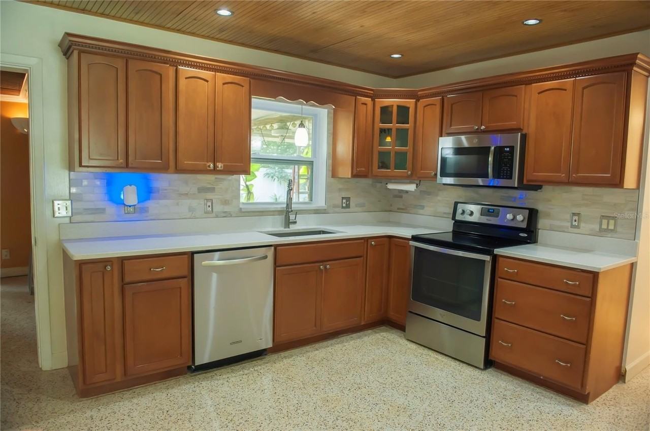 904 Brookside Dr - Photo 2 of 35