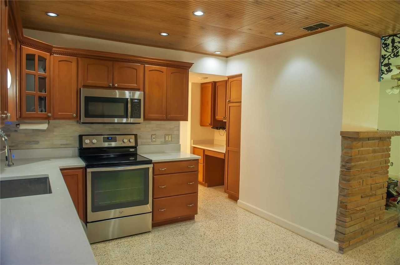 904 Brookside Dr - Photo 3 of 35