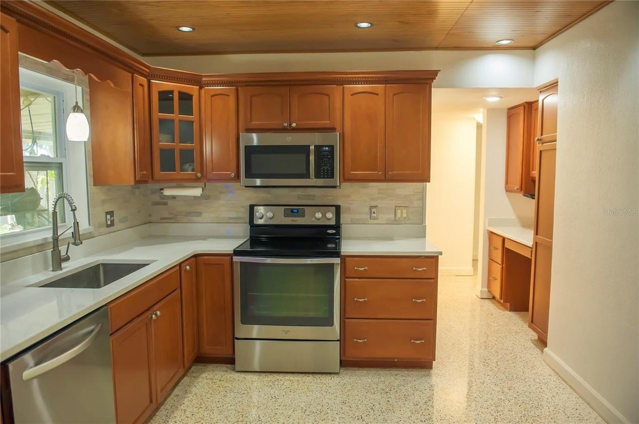 904 Brookside Dr - Photo 4 of 35