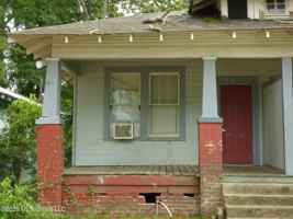 featured image of 215 Thompson St