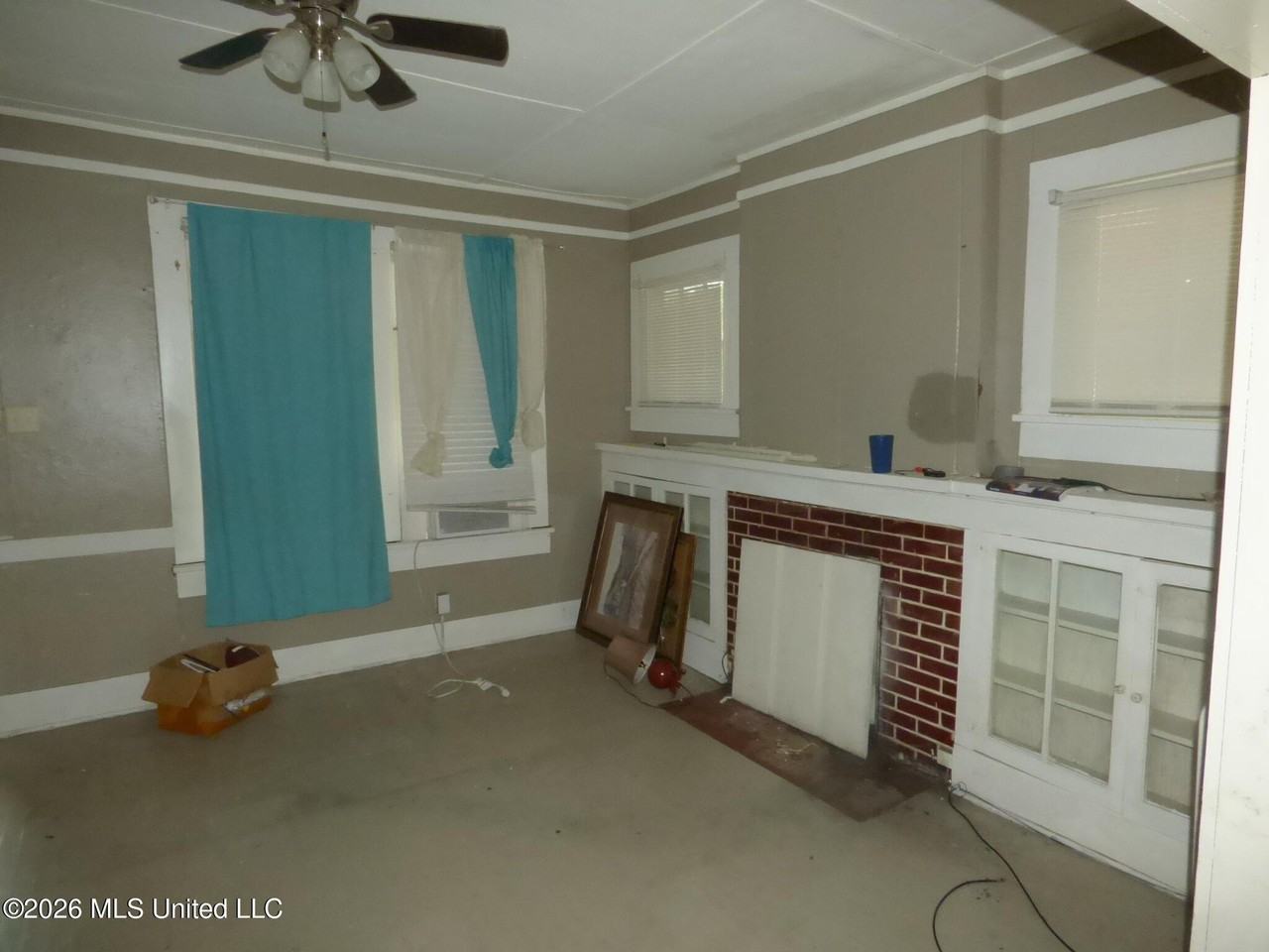 215 Thompson St - Photo 4 of 13