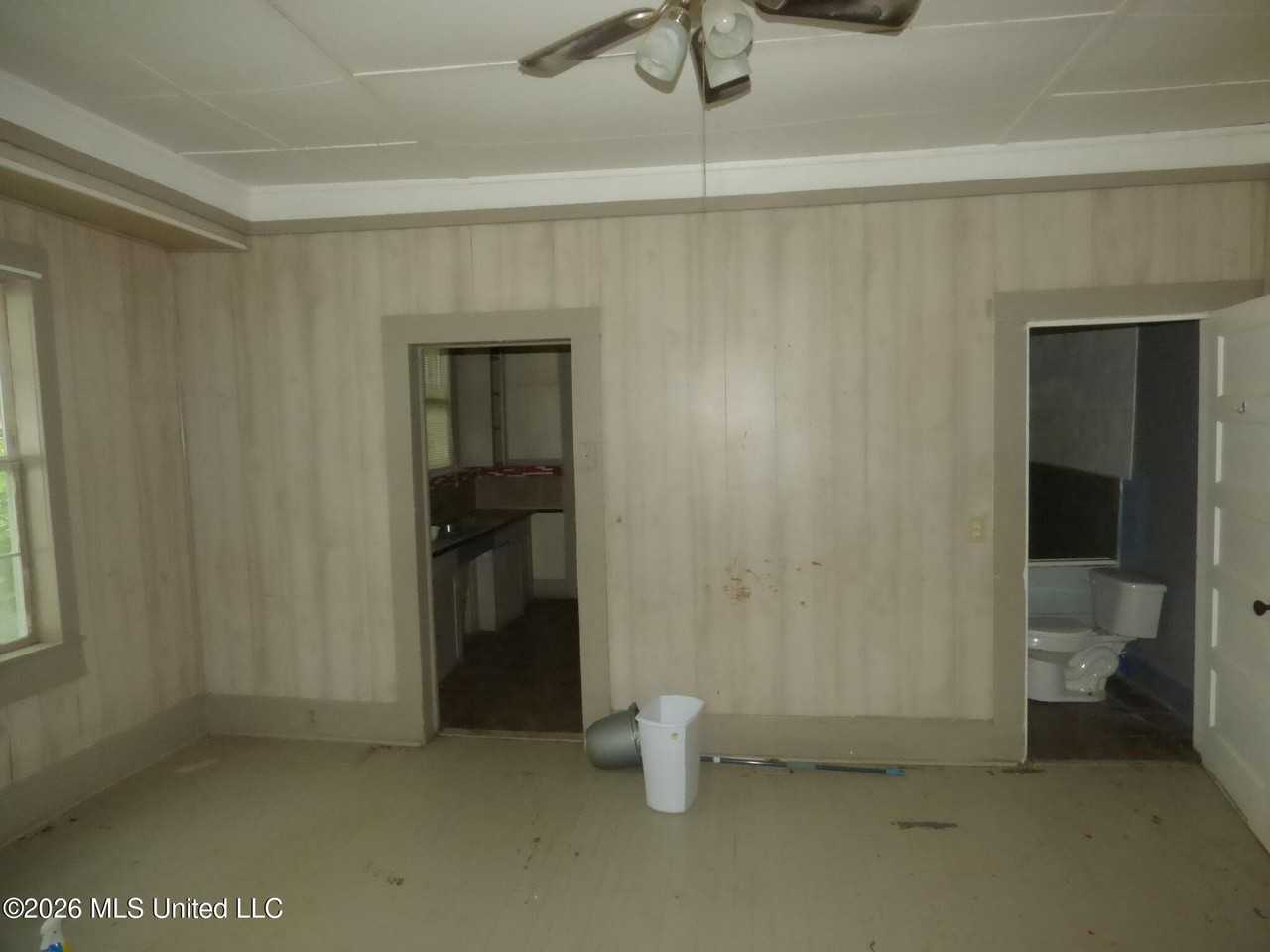 215 Thompson St - Photo 6 of 13