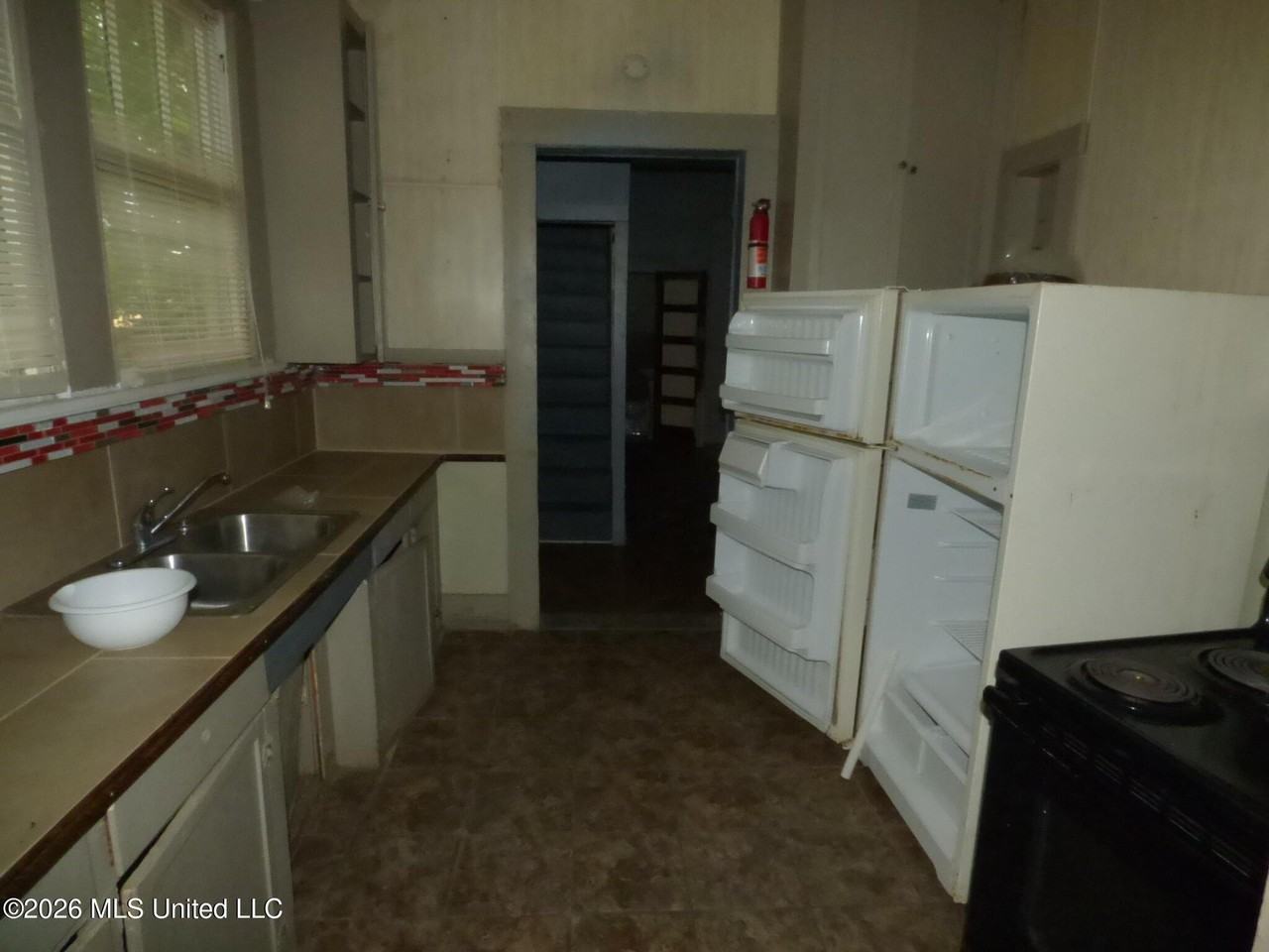 215 Thompson St - Photo 7 of 13
