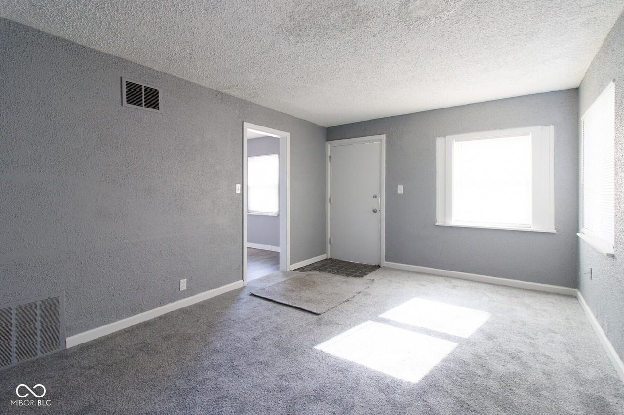 3016 N Gladstone Ave - Photo 4 of 13