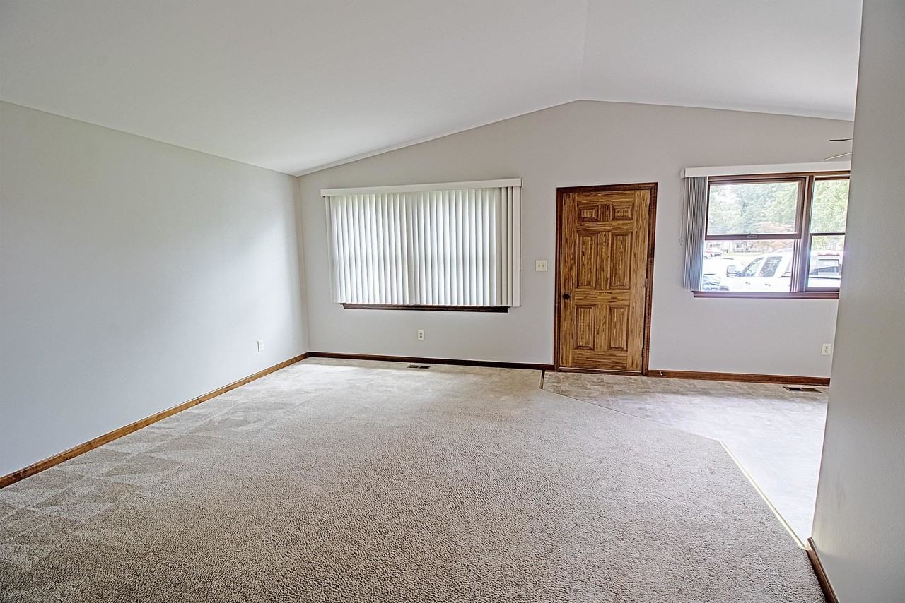 39359 Muffatt St - Photo 4 of 11