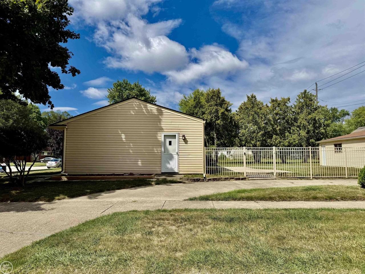 12591 Bender Dr - Photo 4 of 35