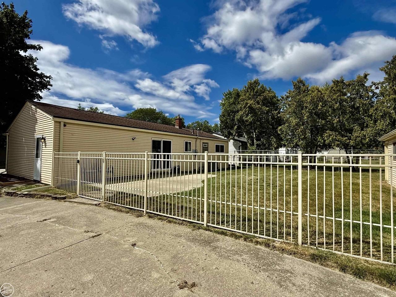 12591 Bender Dr - Photo 5 of 35