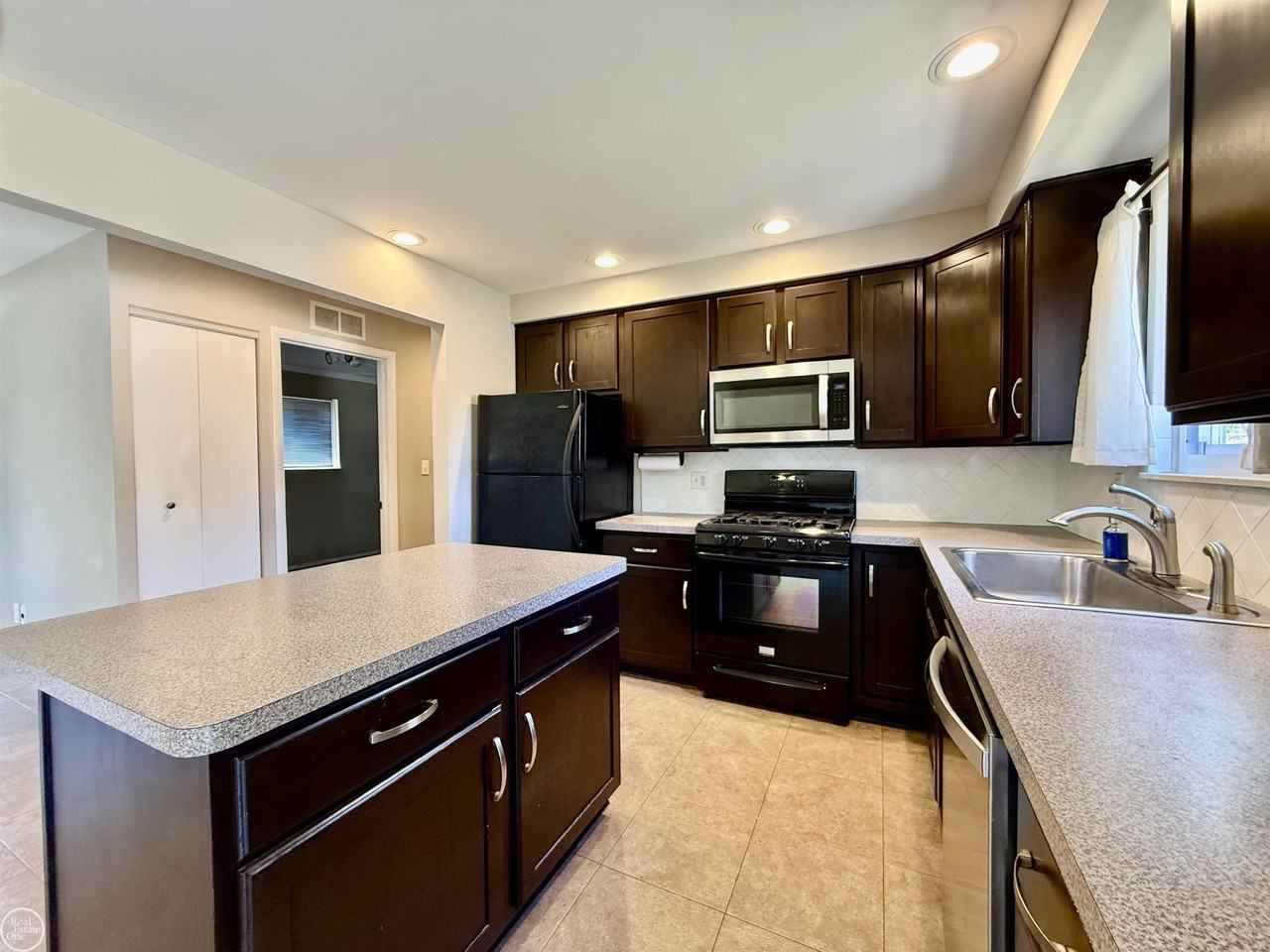 12591 Bender Dr - Photo 7 of 35