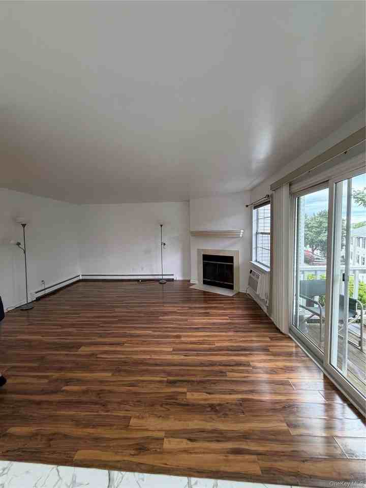 20 Lexington Hl #4 - Photo 2 of 10