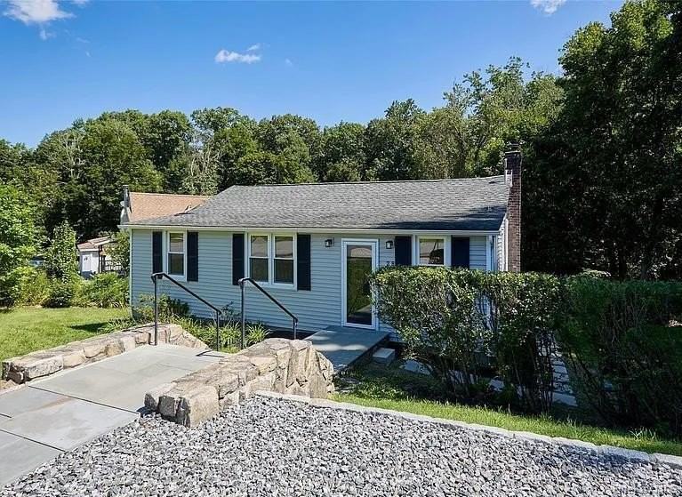 27 Brewster Dr - Photo 2 of 34