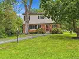 featured image of 4 Fleetwood Dr