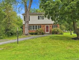 4 Fleetwood Dr - Photo 1 of 1