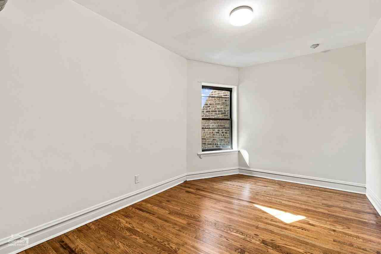 5402 S Woodlawn Ave #1 - Photo 5 of 15