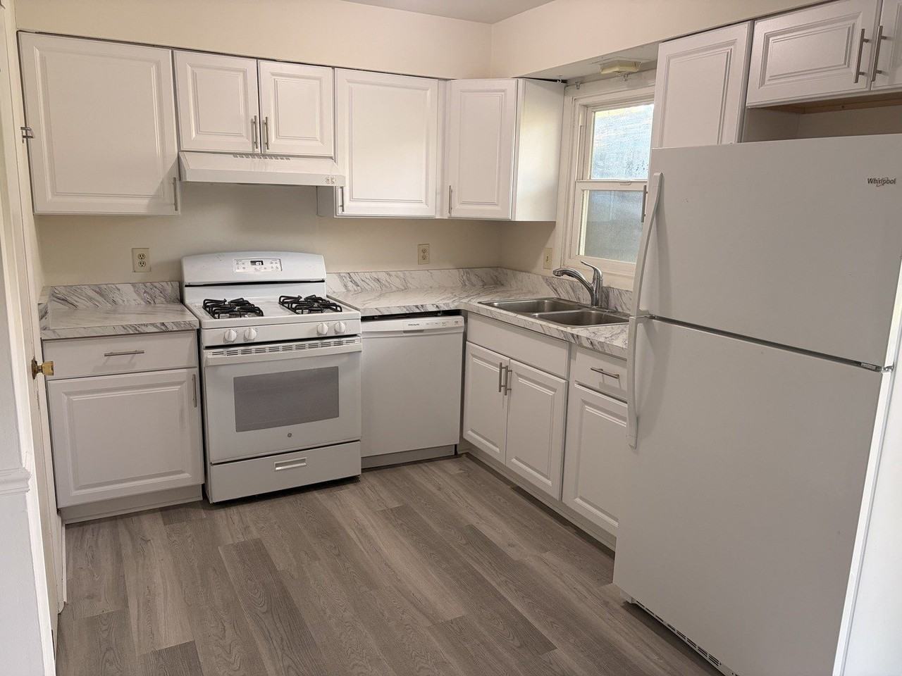1815 Beach Rd - Photo 3 of 9