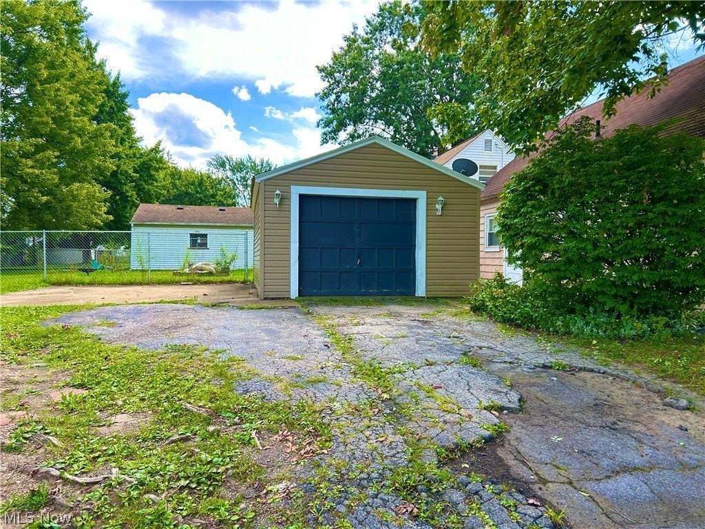 181 N Beverly Ave - Photo 3 of 16