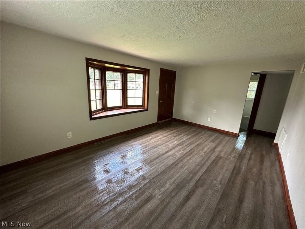 181 N Beverly Ave - Photo 5 of 16