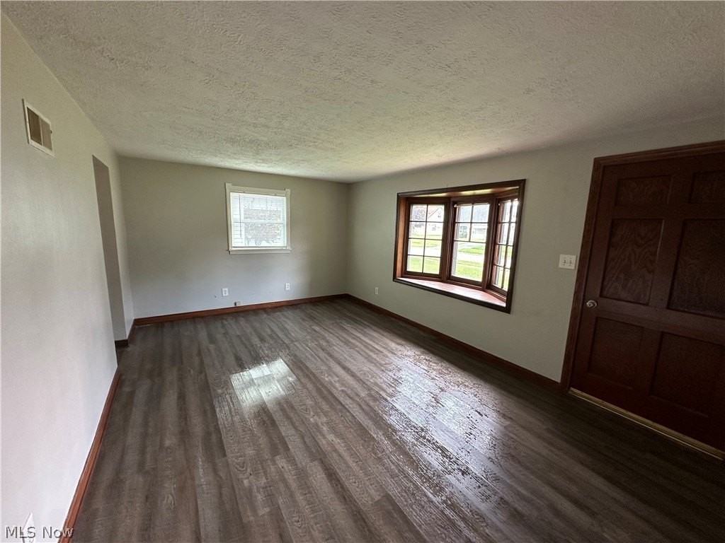 181 N Beverly Ave - Photo 6 of 16
