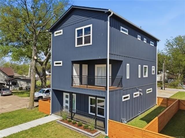 208 W Houston St - Photo 2 of 32