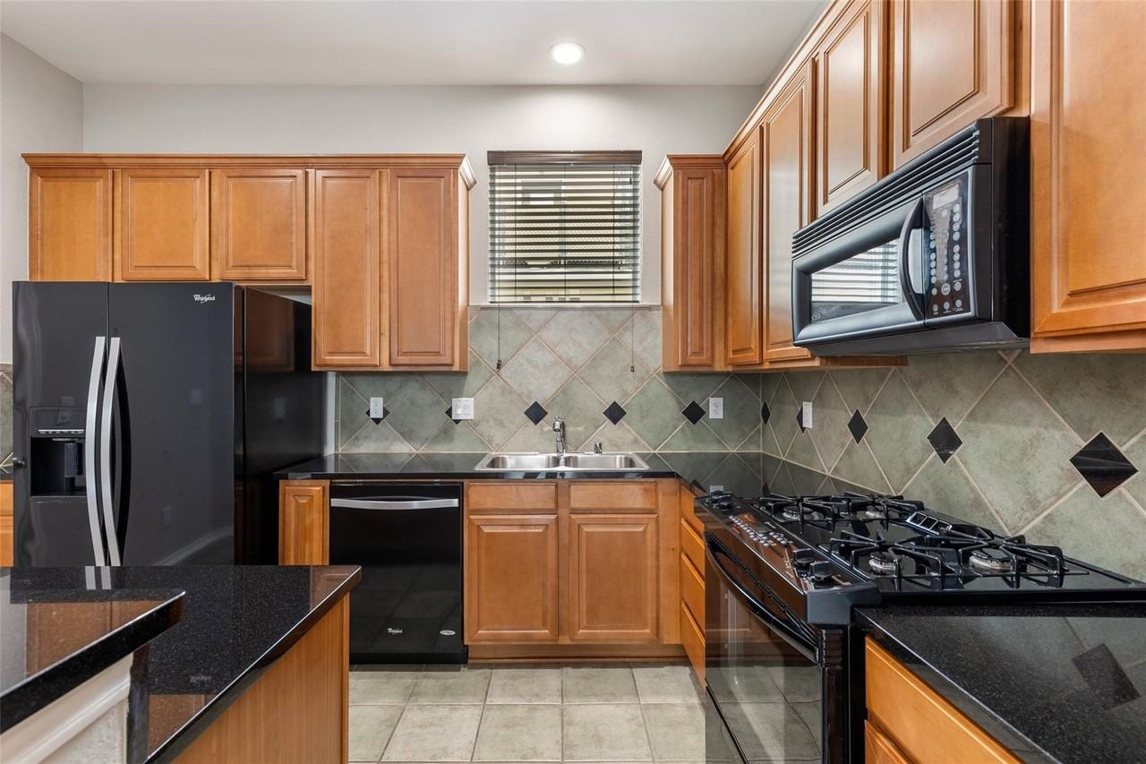 4121 Mckinney Ave #6 - Photo 6 of 26