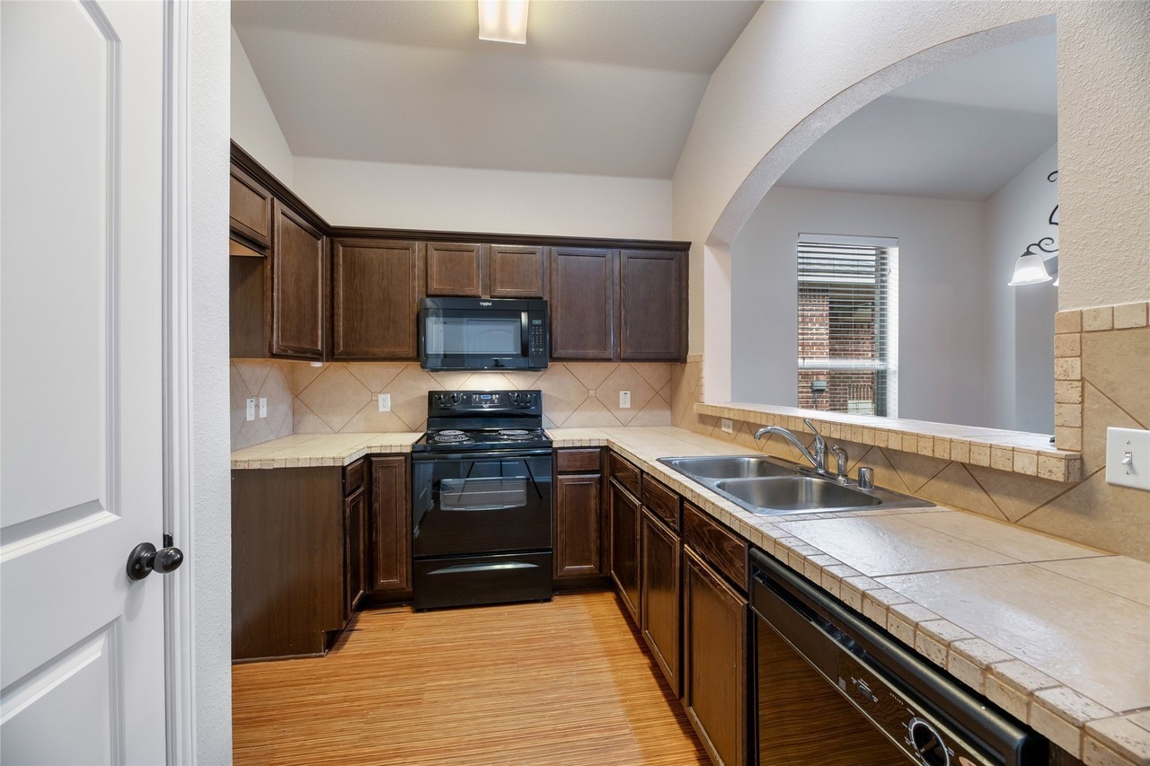 355 Armstrong Ln - Photo 5 of 32