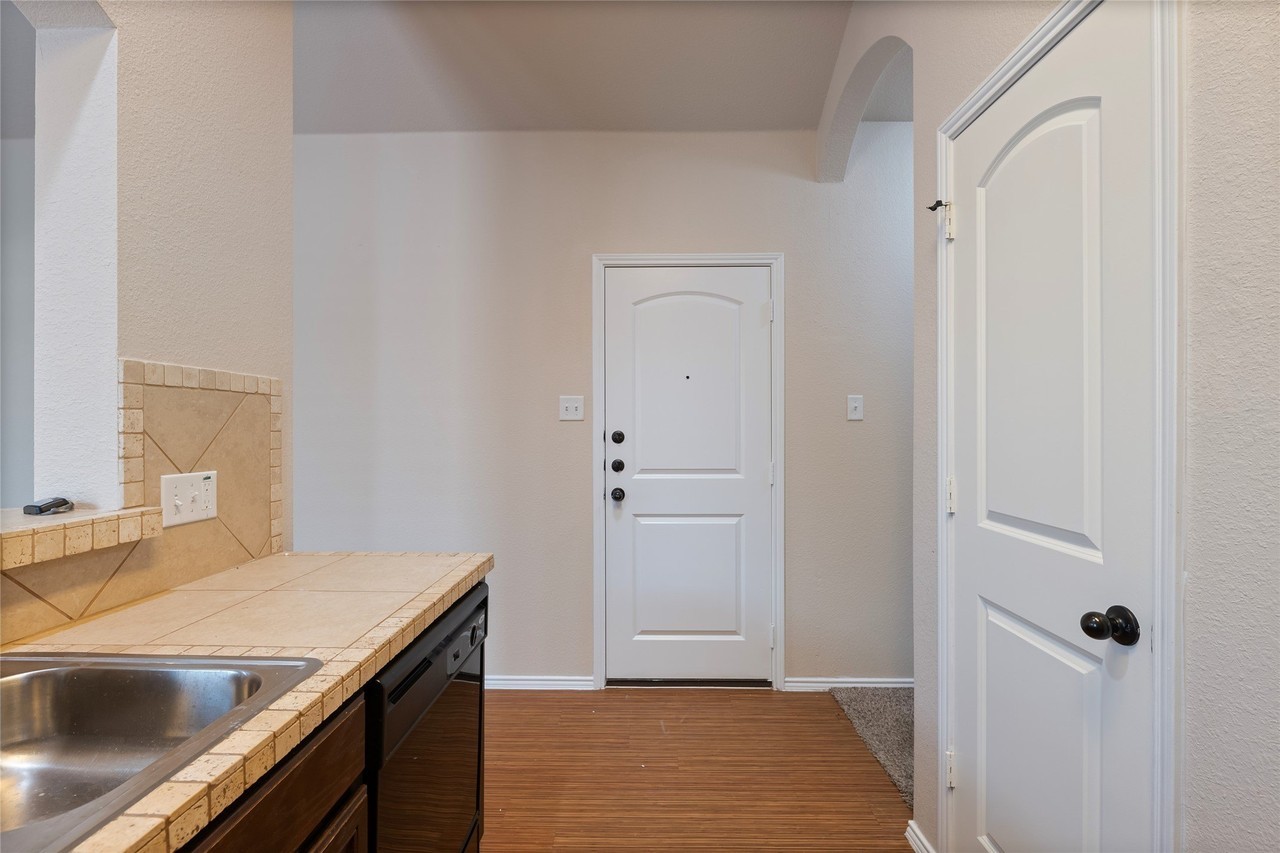 355 Armstrong Ln - Photo 6 of 32