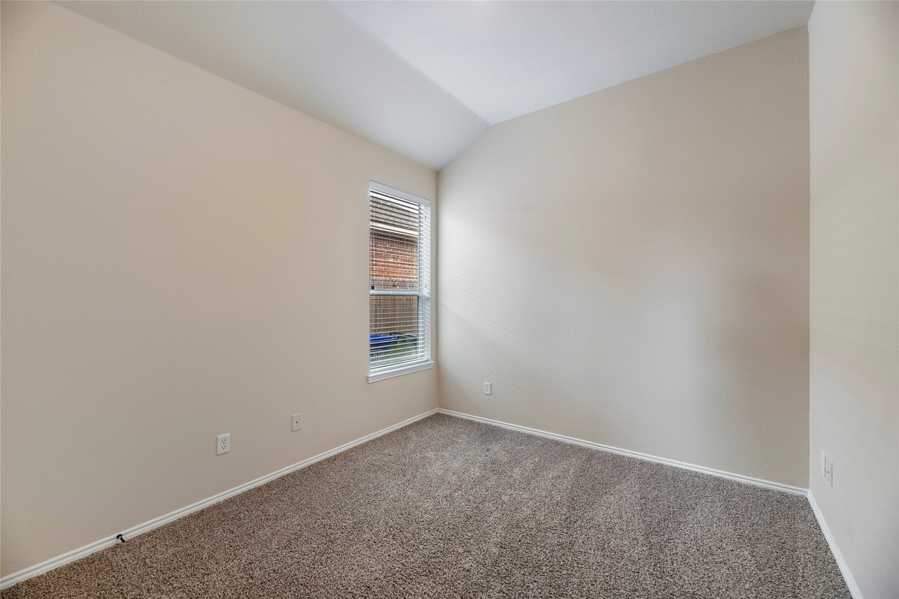 355 Armstrong Ln - Photo 7 of 32