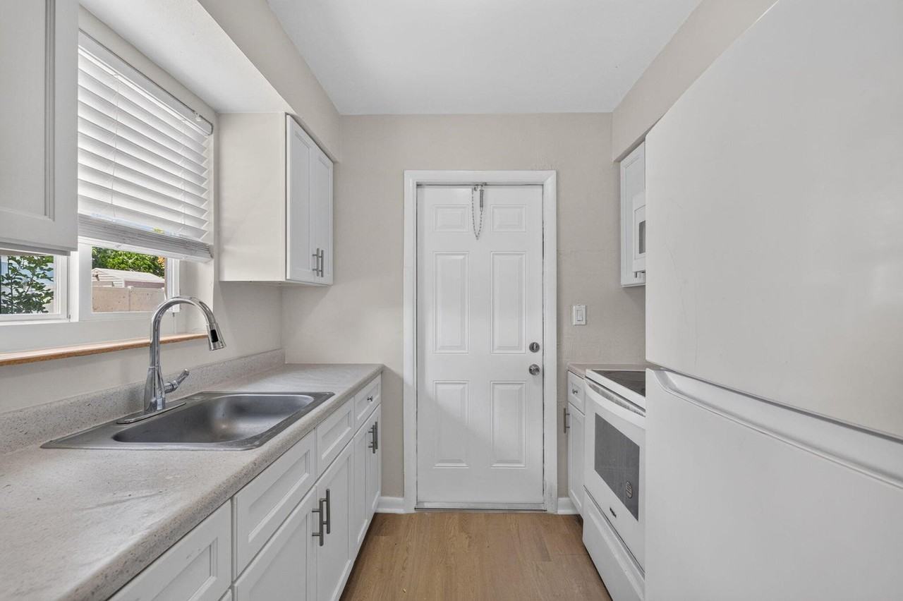 2961 Ne 7th Ave - Photo 2 of 8