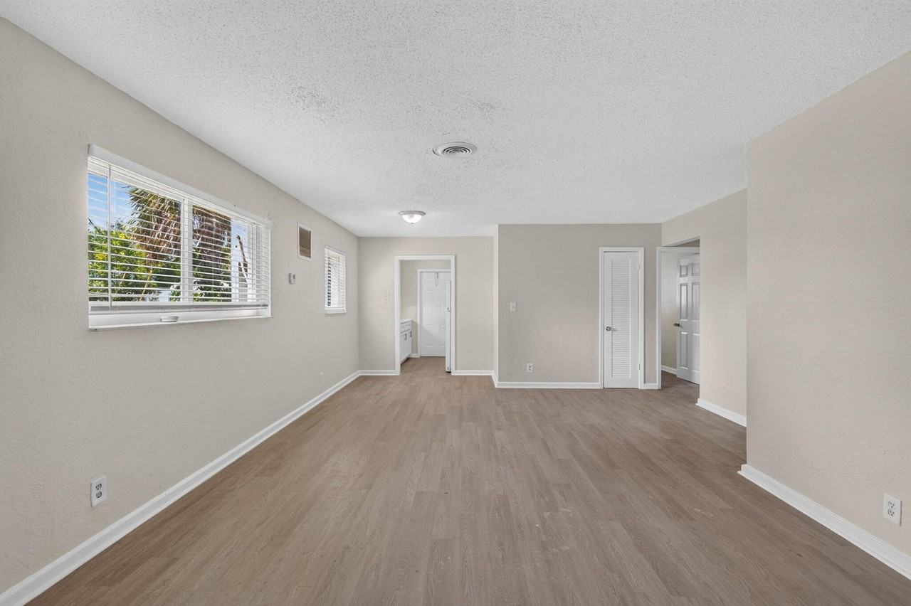 2961 Ne 7th Ave - Photo 3 of 8