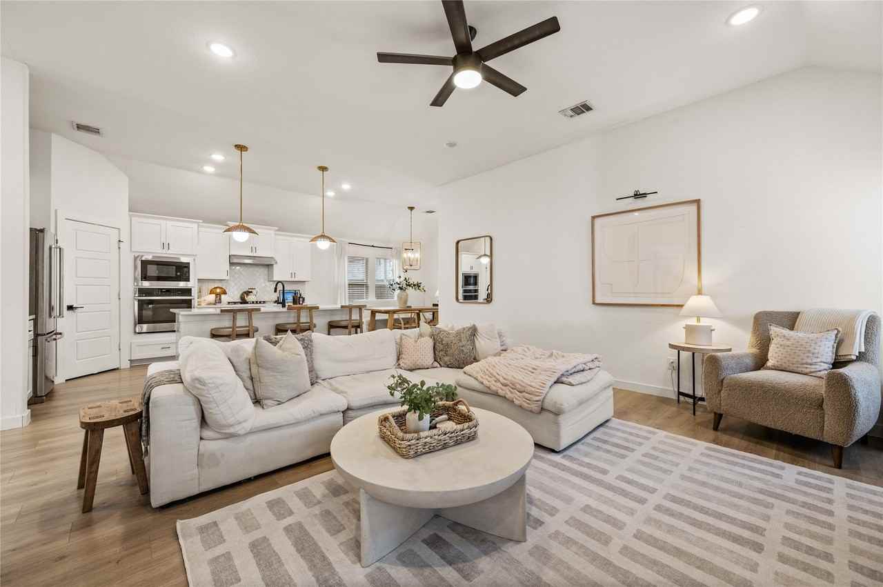 12417 Penson St - Photo 4 of 28