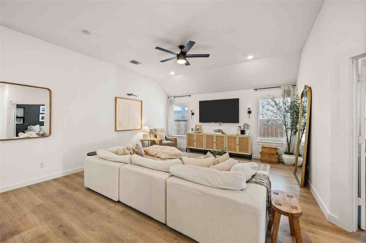 12417 Penson St - Photo 5 of 28