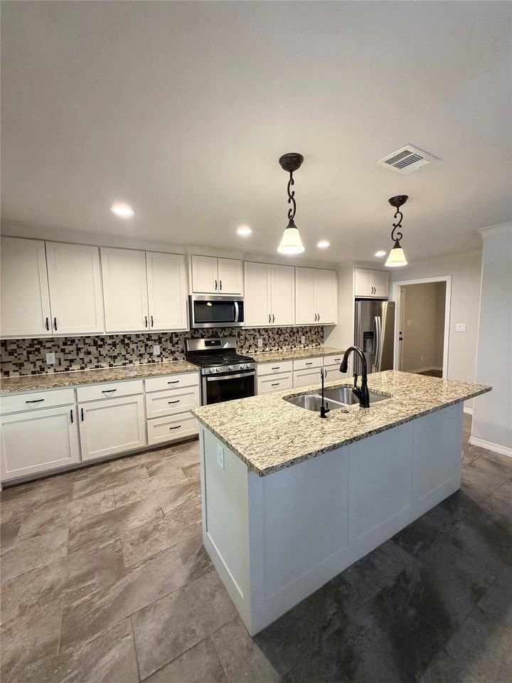 310 E Santa Fe St - Photo 4 of 23