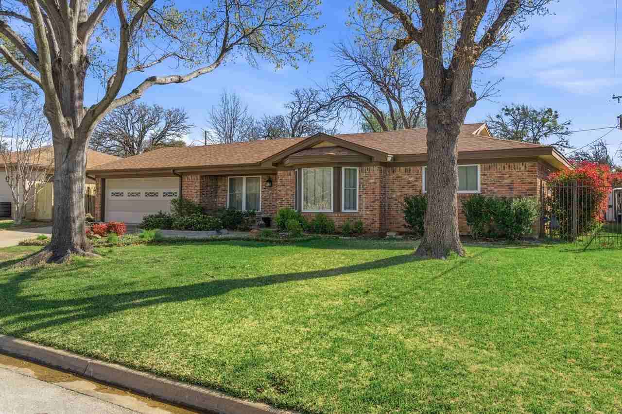 1760 Acorn Ln - Photo 3 of 35