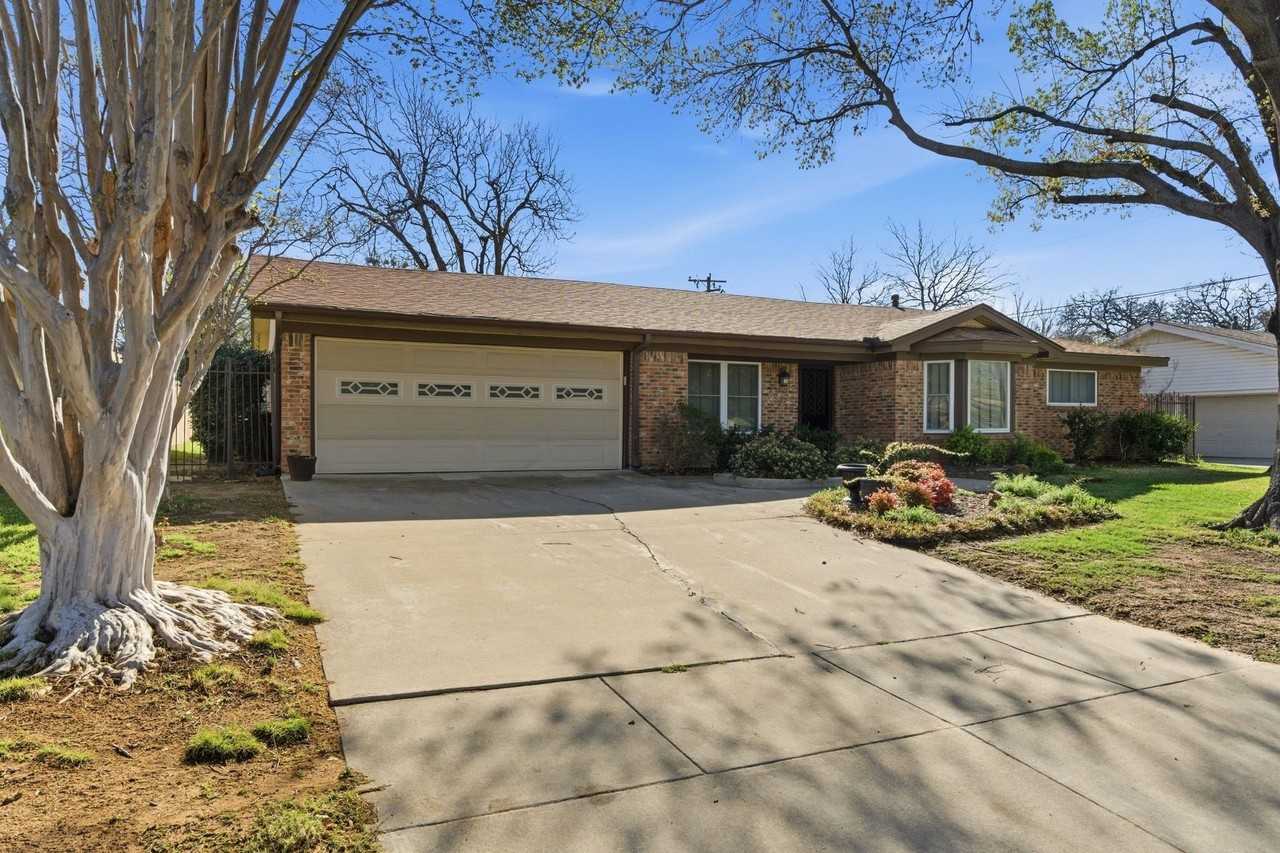 1760 Acorn Ln - Photo 4 of 35