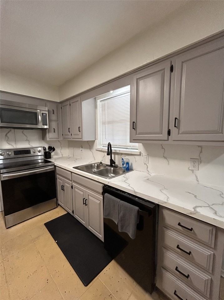 202 N Graves St - Photo 4 of 10