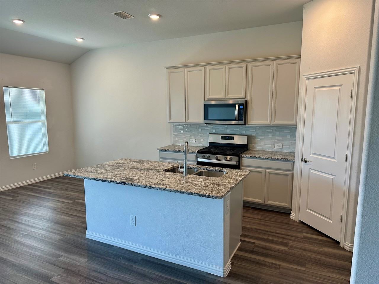 10012 Callan Ln - Photo 5 of 12