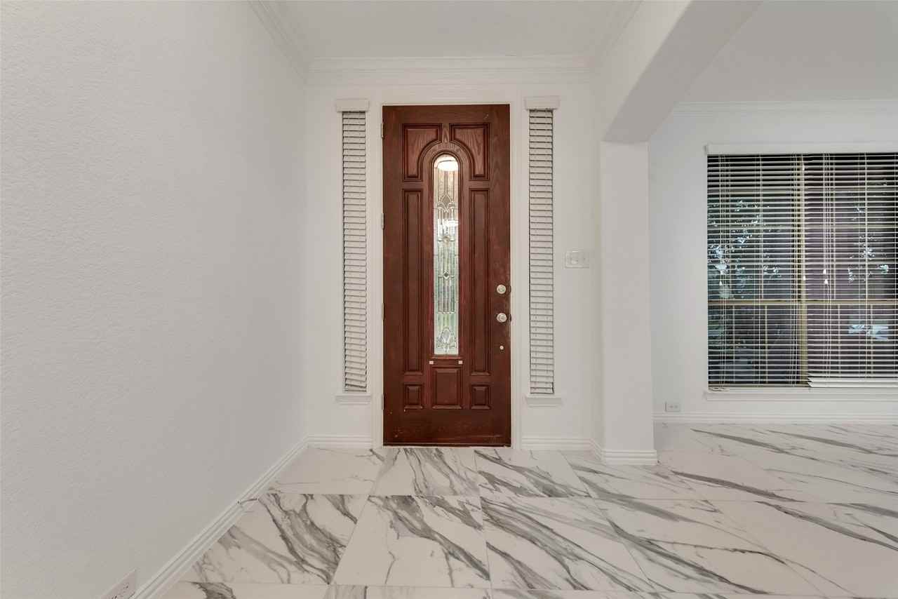 305 Blythe Bridge Dr - Photo 3 of 33